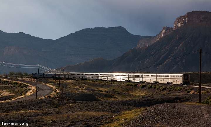 Another view of Amtrak's California Zephyr, in front of the Book Cliffs. Thompson (UT), 31.5.2014