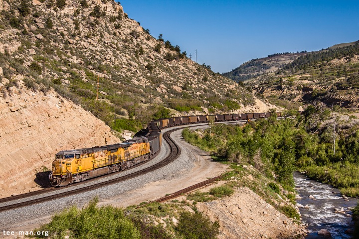 UP's 6770 is still working hard, slowly pulling a heavy coal train uphill. Kyune (UT), 1.6.2014