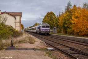 Saint-Mesmin, where time stood still. In colorfull autumw atmosphere, SNCF's 72151 hauls an intercités from Paris to Belfort. 25.10.2015